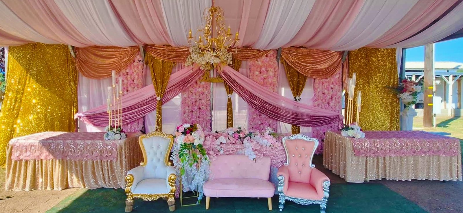 Backdrop floral rosa y dorado con tronos y candelabros para quinceañera
